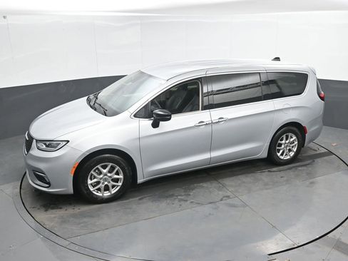 Used 2024 Chrysler Pacifica Touring-L image 19