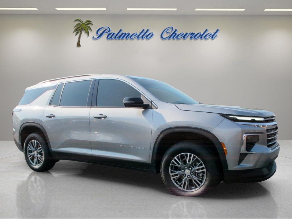 Used 2025 Chevrolet Traverse LT w/ Driver Confidence Package FWD image 1