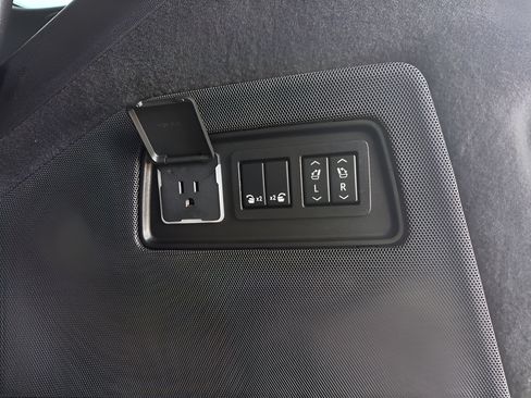 Used 2023 Cadillac Escalade Premium Luxury AWD/4WD image 25