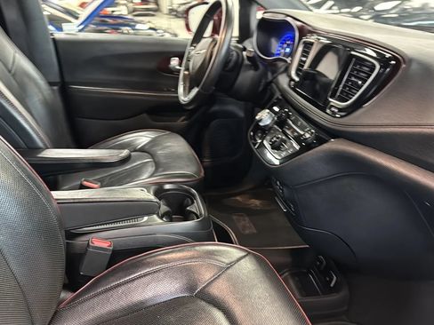 Used 2019 Chrysler Pacifica Limited FWD image 10