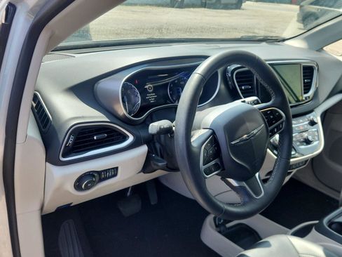 Used 2024 Chrysler Pacifica Touring-L FWD image 12
