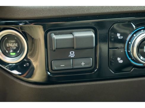 Used 2025 GMC Sierra 1500 SLT AWD/4WD image 28