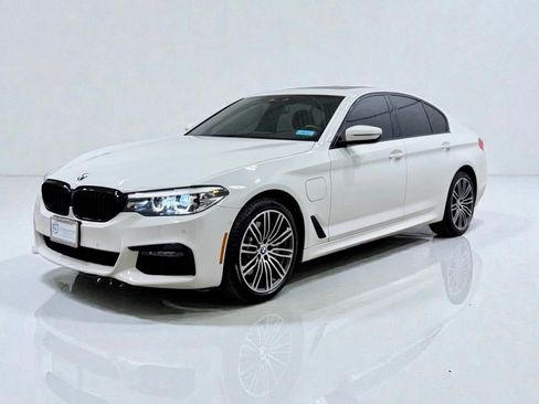 Used 2020 BMW 530e w/ M Sport Package image 3