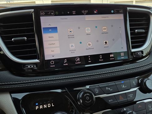 Used 2023 Chrysler Pacifica Limited FWD image 13