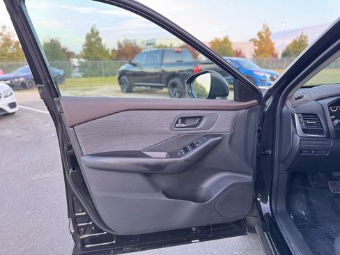 Used 2023 Nissan Rogue S image 11