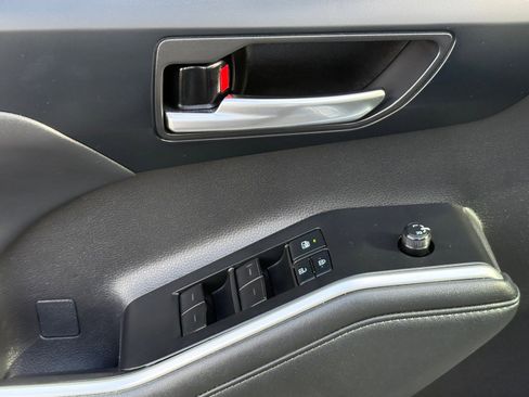 Used 2021 Toyota Highlander XLE image 19