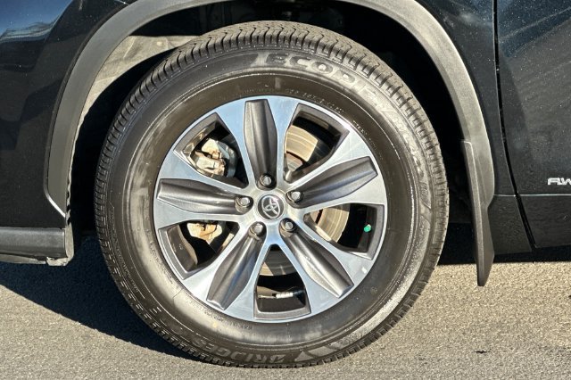 Certified 2021 Toyota Highlander XLE AWD/4WD image 32
