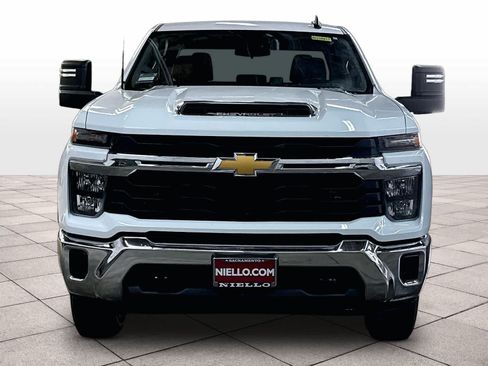 Used 2024 Chevrolet Silverado 2500 LT AWD/4WD image 3