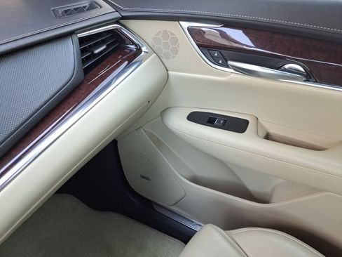 Used 2017 Cadillac XT5 Premium Luxury FWD image 31