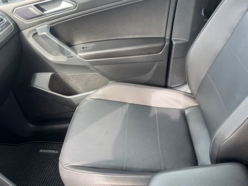 Used 2020 Volkswagen Tiguan SE w/ Panoramic Sunroof Package image 12