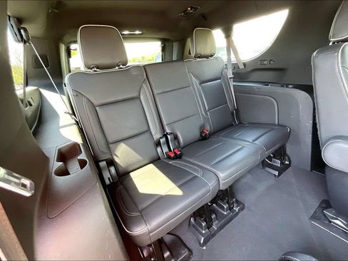 Used 2023 GMC Yukon XL SLT AWD/4WD image 28