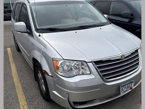 Used 2009 Chrysler Town & Country Touring FWD image 1