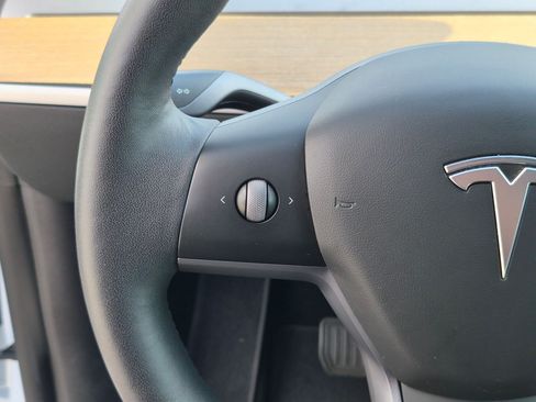 Used 2021 Tesla Model Y Long Range AWD/4WD image 18