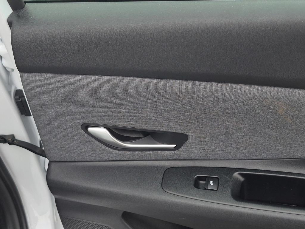 Used 2025 Hyundai Elantra Limited FWD image 31