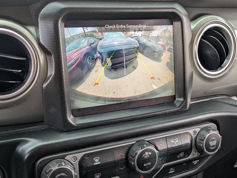 Used 2023 Jeep Wrangler Unlimited Sahara AWD/4WD image 16