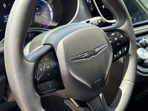 Used 2024 Chrysler Pacifica Limited FWD image 21