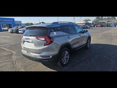 Used 2024 GMC Terrain SLT image 3