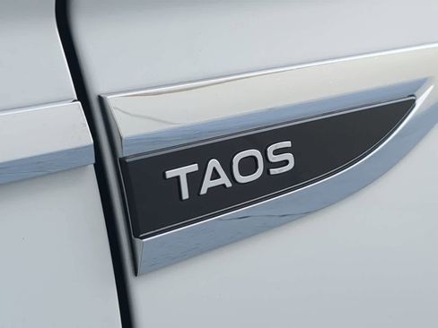 Used 2024 Volkswagen Taos SE image 12