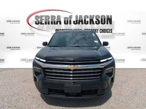 Used 2025 Chevrolet Traverse LT w/ Sun and Wheel Package FWD image 3
