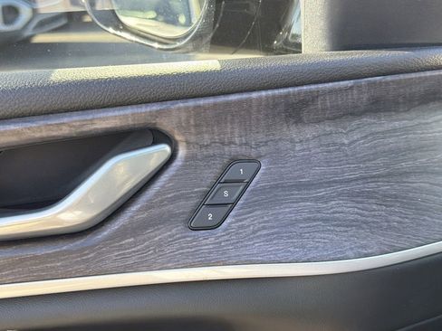 Used 2023 Jeep Grand Cherokee L Limited w/ Black Appearance Package image 25