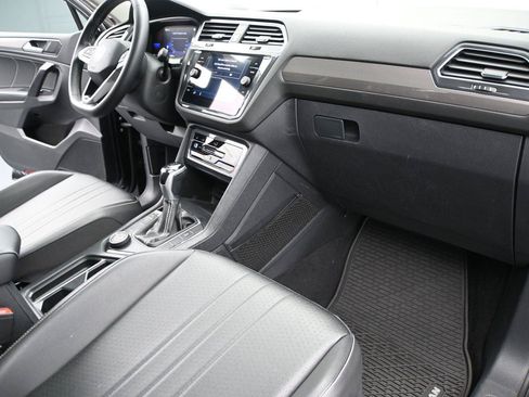 Used 2022 Volkswagen Tiguan SE w/ Panoramic Sunroof Package AWD/4WD image 16