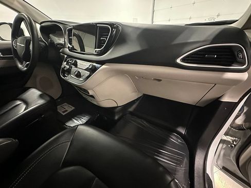 Used 2023 Chrysler Pacifica Touring-L FWD image 26