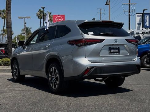 Used 2025 Toyota Highlander XLE FWD image 7