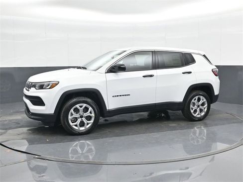Used 2025 Jeep Compass Sport image 9