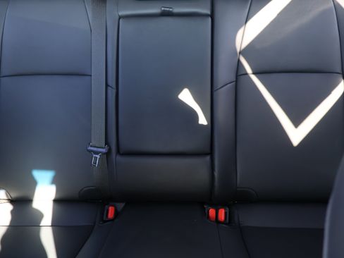 Used 2022 Toyota Venza XLE image 12