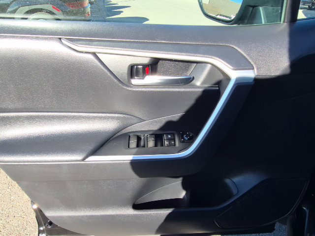 Used 2020 Toyota RAV4 XLE AWD/4WD image 11