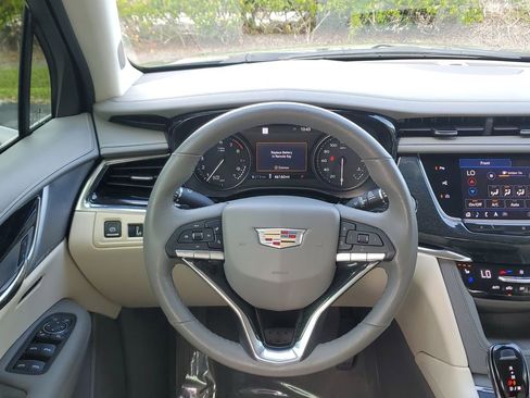 Used 2020 Cadillac XT6 Premium Luxury FWD image 18