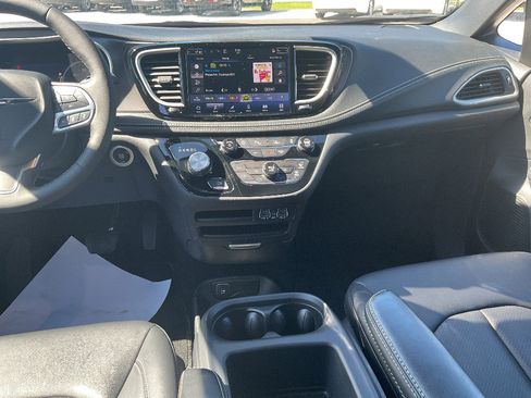 Used 2025 Chrysler Pacifica Select FWD image 12
