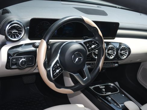 Used 2021 Mercedes-Benz CLA 250 image 9