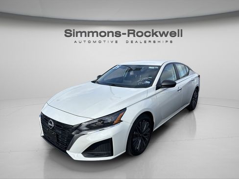 Used 2025 Nissan Altima 2.5 SV image 4