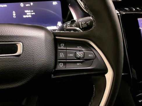 Used 2023 Jeep Grand Cherokee Altitude image 18