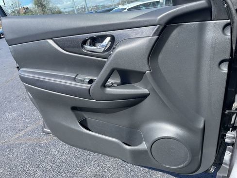 Used 2017 Nissan Rogue SV image 19