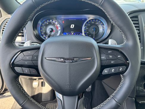 Used 2023 Chrysler 300 C image 30