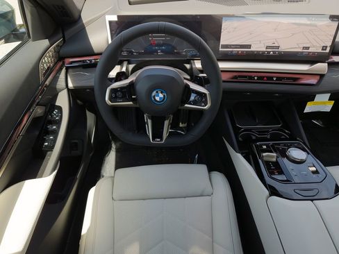 New 2026 BMW 550e xDrive image 15