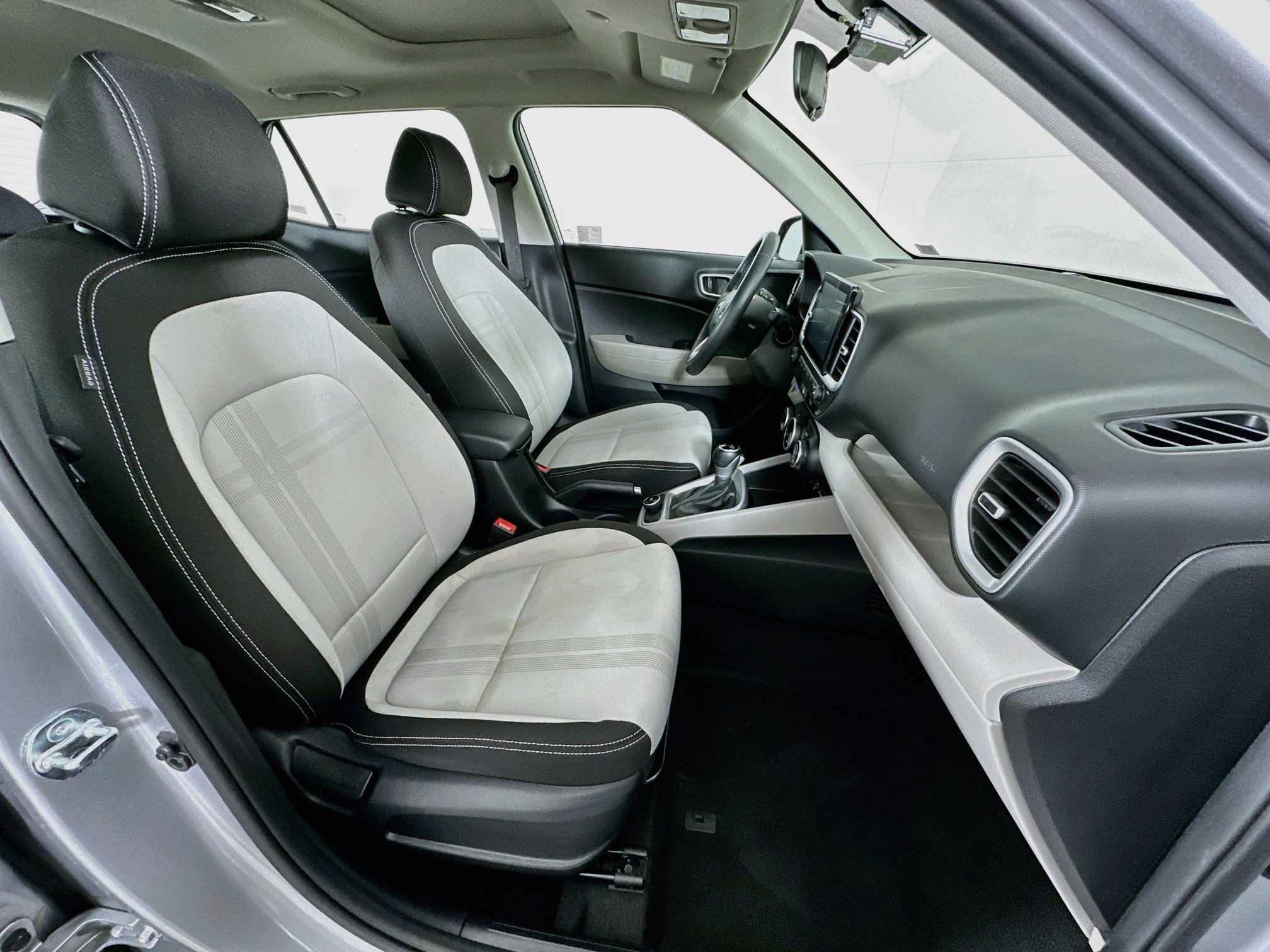 Used 2025 Hyundai Venue SEL FWD image 30