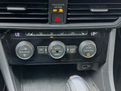 Used 2019 Volkswagen Jetta SEL w/ Cold Weather Package image 12