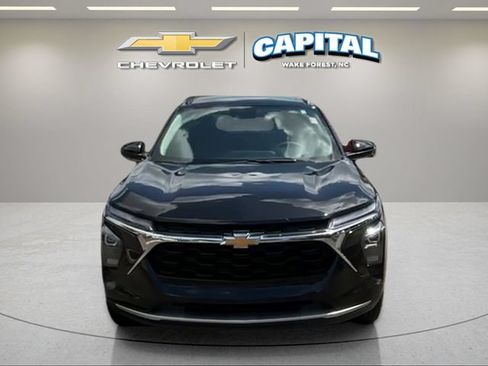 Used 2025 Chevrolet Trax LT FWD image 9