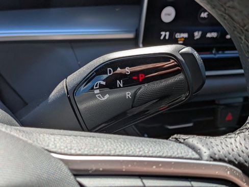 Used 2025 Volkswagen Tiguan SE R-Line image 25