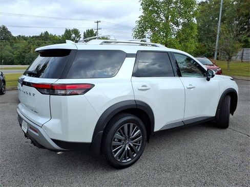 Used 2025 Nissan Pathfinder SL w/ SL Premium Package image 17