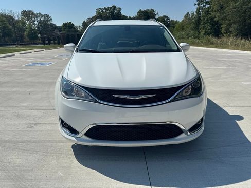 Used 2018 Chrysler Pacifica Touring-L w/ Tire & Wheel Group FWD image 5