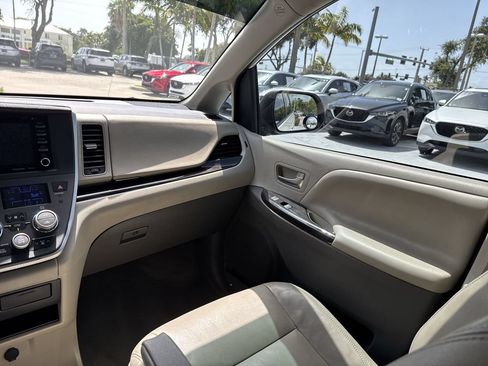 Used 2020 Toyota Sienna XLE w/ XLE Navigation Package FWD image 15