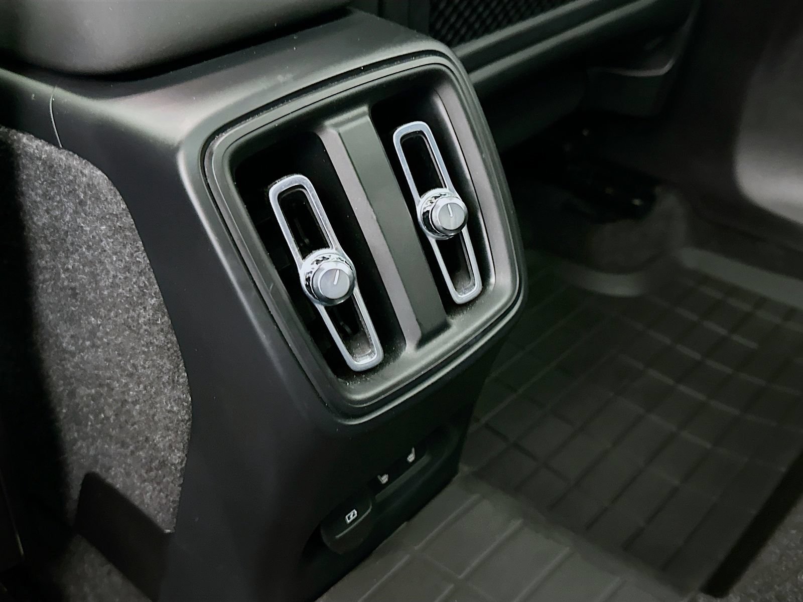 Used 2023 Volvo XC40 Recharge Ultimate w/ Protection Package Premier AWD/4WD image 26