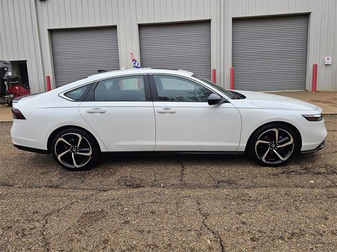 Used 2024 Honda Accord Sport image 3