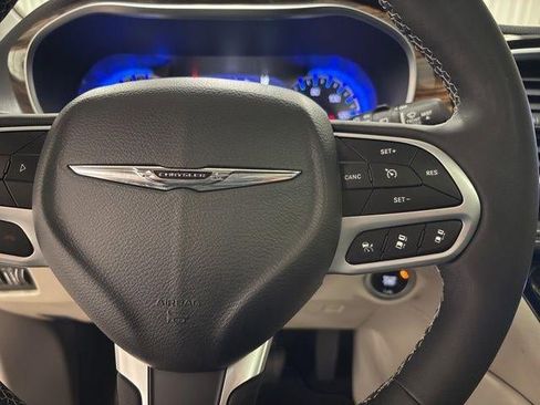 Used 2024 Chrysler Pacifica Limited image 16