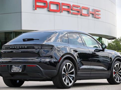 Certified 2025 Porsche Macan 4S Electric AWD/4WD image 30