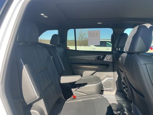 Used 2025 Buick Enclave Avenir image 22